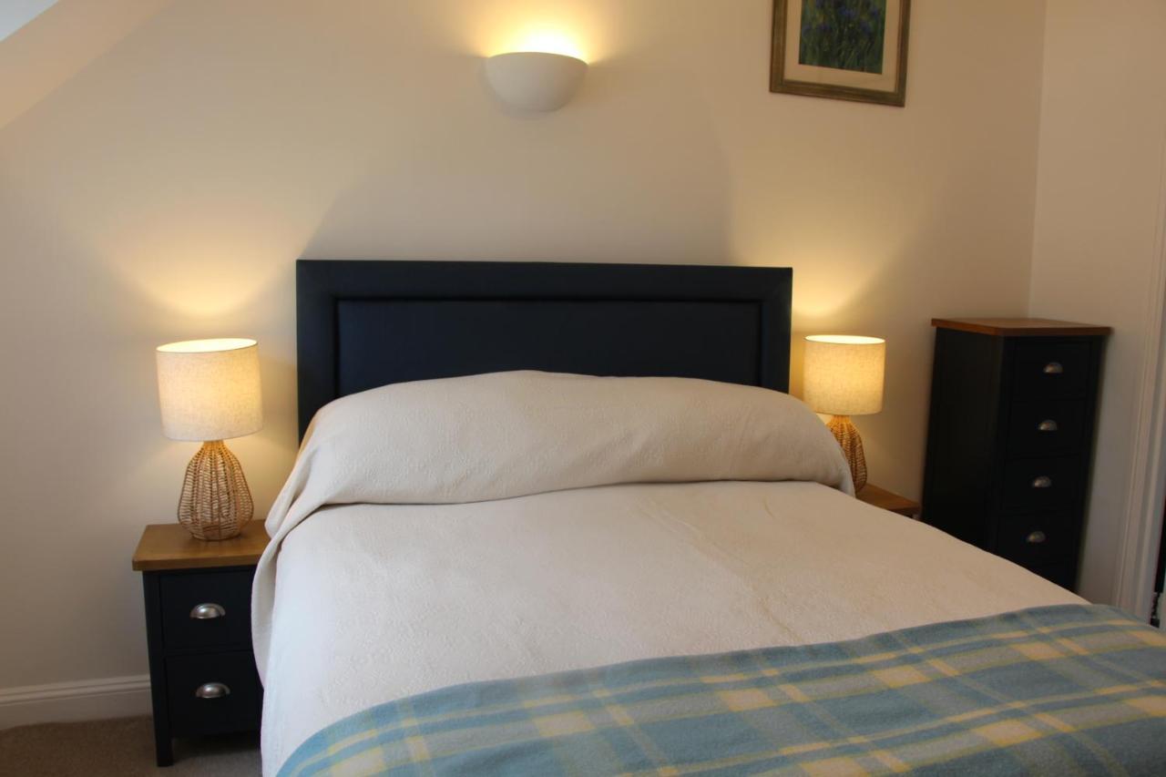Coot Cottage - Holiday House With Fantastic Lake Views Somerford Keynes Exterior foto