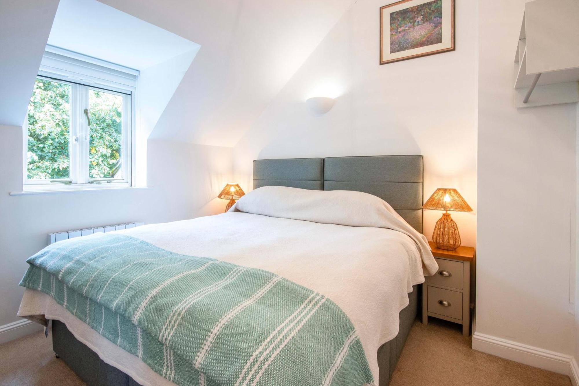 Coot Cottage - Holiday House With Fantastic Lake Views Somerford Keynes Exterior foto